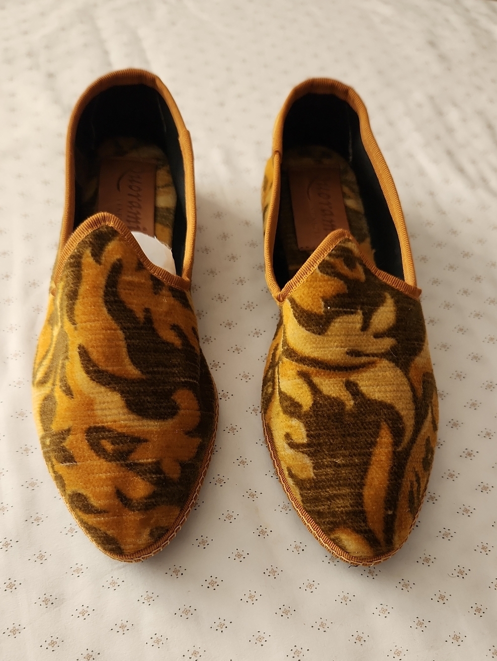 Quorami Venezia Silk Velvet Slip-On Shows  in Mustard Yellow NWOT sz8 Women